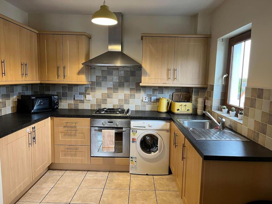 Lovely 2 Bedroom Family Apartment In Newcastle ニューカッスル エクステリア 写真